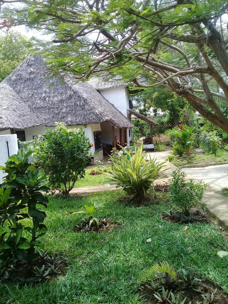 Diani Banda Cottages Playa de Diani Exterior foto
